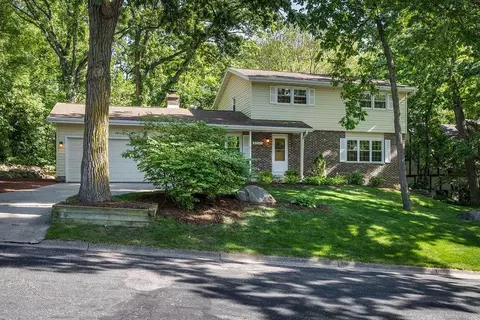 927 Camp Fire Dr, Sun Prairie, WI 53590