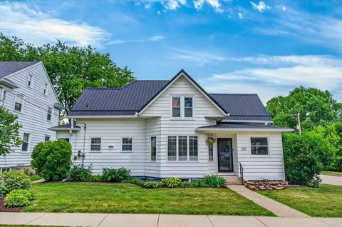 229 E Pearl St, Belleville, WI 53508