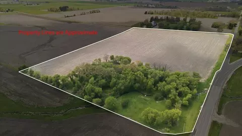 39 Nn State Line Rd, Poplar Grove, IL 61065