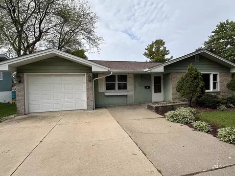 605 E Garfield St, Mount Horeb, WI 53572