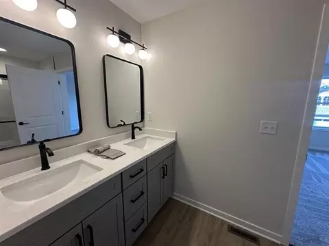 Bath - 3162 S Bartells Dr, Beloit, WI 53511 photo 2 of 4