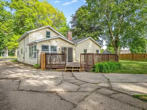 Exterior - 304 N 3rd St, Oregon, IL 61061 photo 5 of 14