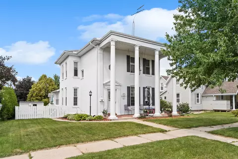 319 W Franklin St, Portage, WI 53901