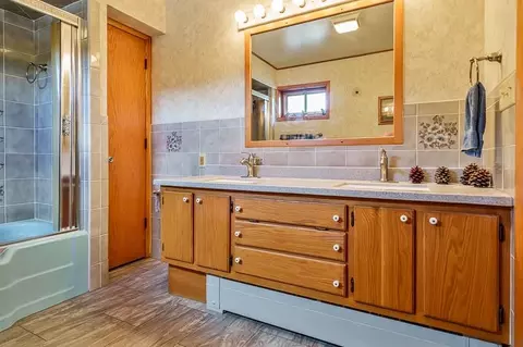 Bath - 3004 Riverside Dr, Beloit, WI 53511 photo 3 of 4