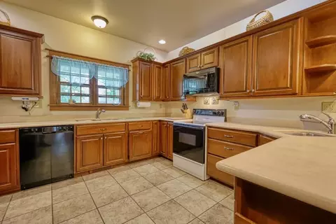Kitchen - e4930 Rolling Ridge Road, Spring Green, WI 53588 photo 2 of 6