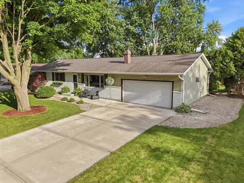 319 Meadowlark Cir, Deerfield, WI 53531