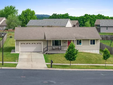 38 Dessa Rain Dr, Reedsburg, WI 53959