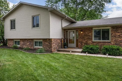 305 Raymond Rd, Waunakee, WI 53597