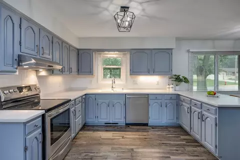 305 Raymond Rd, Waunakee, WI 53597