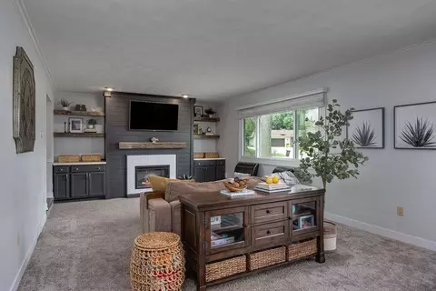 305 Raymond Rd, Waunakee, WI 53597