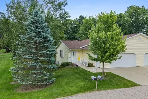 1720 N Hillcrest Dr, Baraboo, WI 53913