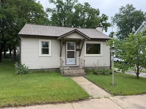 424 E Carroll St, Portage, WI 53901