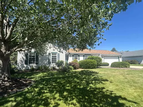 919 N Wuthering Hills Dr, Janesville, WI 53546