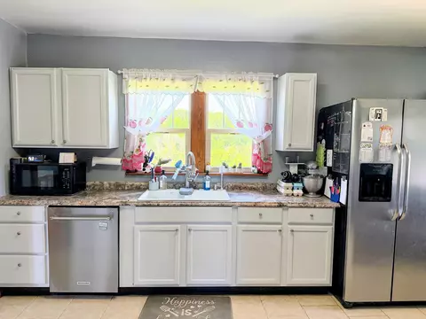 Kitchen - 303 Booth Ln, Mcgregor, IA 52157 photo 3 of 3