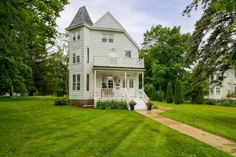122 N 2nd St, Mount Horeb, WI 53572