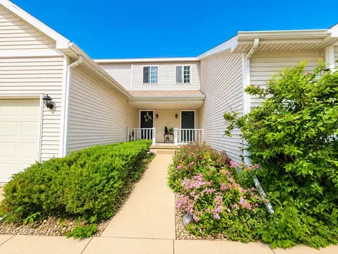 809-811 Vista Ridge Dr, Mount Horeb, WI 53572