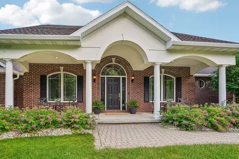8801 Fairway Oaks Dr, Verona, WI 53593