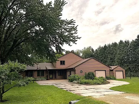 2611 Penny Ln, Stoughton, WI 53589