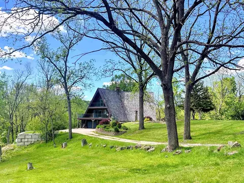 1000 Tanglewood Dr, Mcgregor, IA 52157