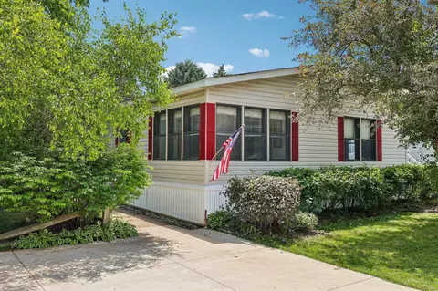4823 Schoen Rd #109, Union Grove, WI 53182