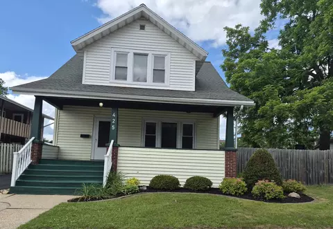425 5th St, Reedsburg, WI 53959