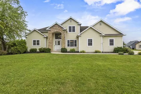 107 Red Fox Dr, Johnson Creek, WI 53038