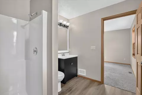 Bath - 215 Roosevelt Ave, Beloit, WI 53511 photo 3 of 3