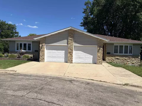 400 Lora Ct, Dodgeville, WI 53533