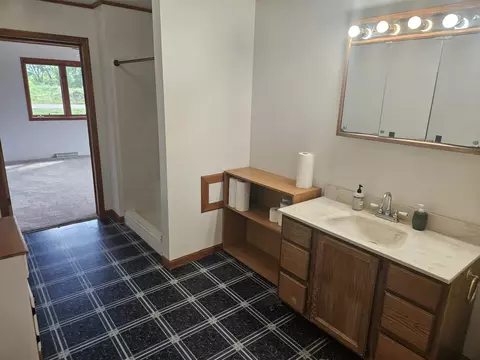 Bath - 6904 E Buckeye Rd, Madison, WI 53718 photo 1 of 4
