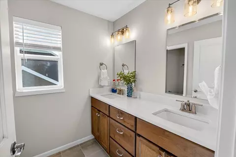 Bath - 4085 Bear Tree Pkwy, Deforest, WI 53532 photo 2 of 4
