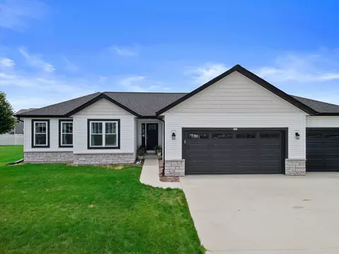 335 Crestview Ln, Lake Mills, WI 53551