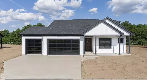 3800 N Woodbury Ln, Janesville, WI 53545