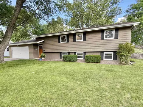 744 Sussex Dr, Janesville, WI 53546