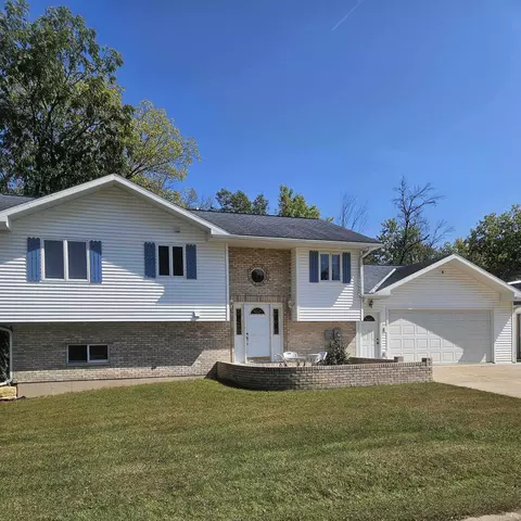 516 N East St, Blue River, WI 53518