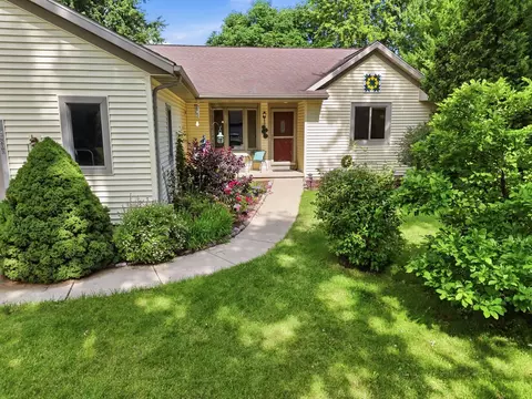 800 Sunset Dr, Cottage Grove, WI 53527