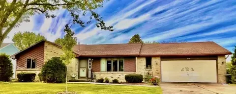 1113 N Wuthering Hills Dr, Janesville, WI 53546