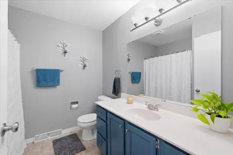 Bath - 941 Foxfield Rd, Oregon, WI 53575 photo 1 of 5