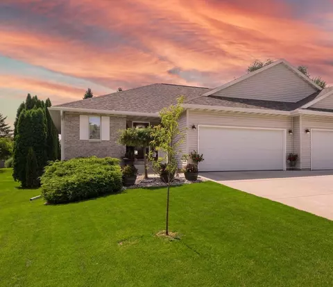 1043 N Wuthering Hills Dr, Janesville, WI 53546