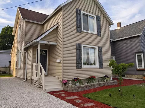 206 4th St, Beaver Dam, WI 53916