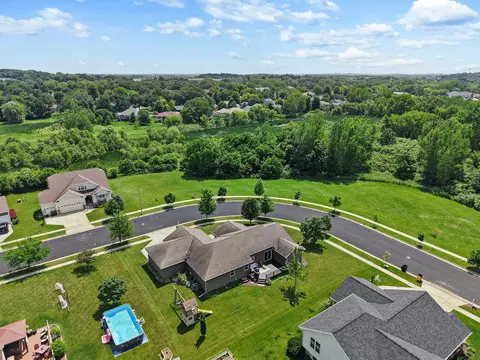 100 Farwell Dr, Cottage Grove, WI 53527
