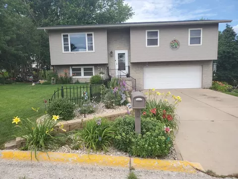 614 W Washington St, Dodgeville, WI 53533