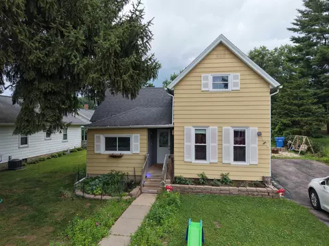 611 9th St, Baraboo, WI 53913