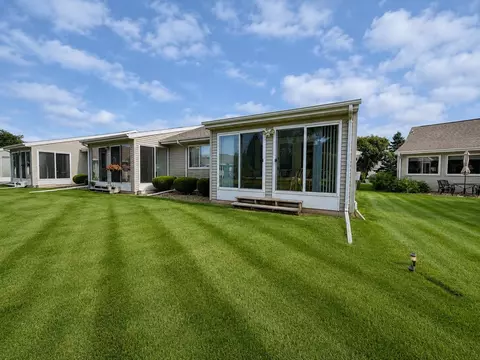 726 Kensington Sq #726, Stoughton, WI 53589