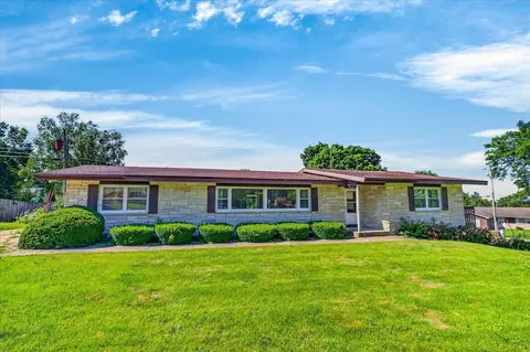621 W Division St, Dodgeville, WI 53533