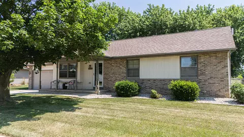2502 N Wuthering Hills Dr, Janesville, WI 53546