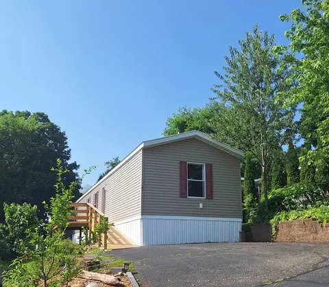 60 Apple Hill Dr, Blue Mounds, WI 53517