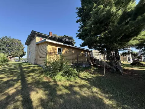 Exterior - 1009 W 3rd Ave, Brodhead, WI 53520 photo 8 of 9