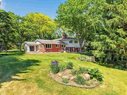 5567 Shamrock Ln, Fitchburg, WI 53711