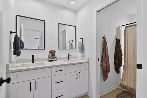 Bath - 3232 S Bartells Dr, Beloit, WI 53511 photo 2 of 2