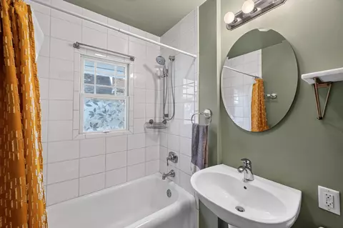 Bath - 1233 E Johnson St, Madison, WI 53703 photo 3 of 7
